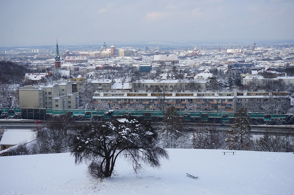 Cracovie en hiver : Vue sur la ville et ses toits enneigés.