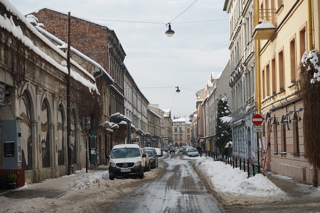 Rue du quartier de Kazimierz à Cracovie en hiver.