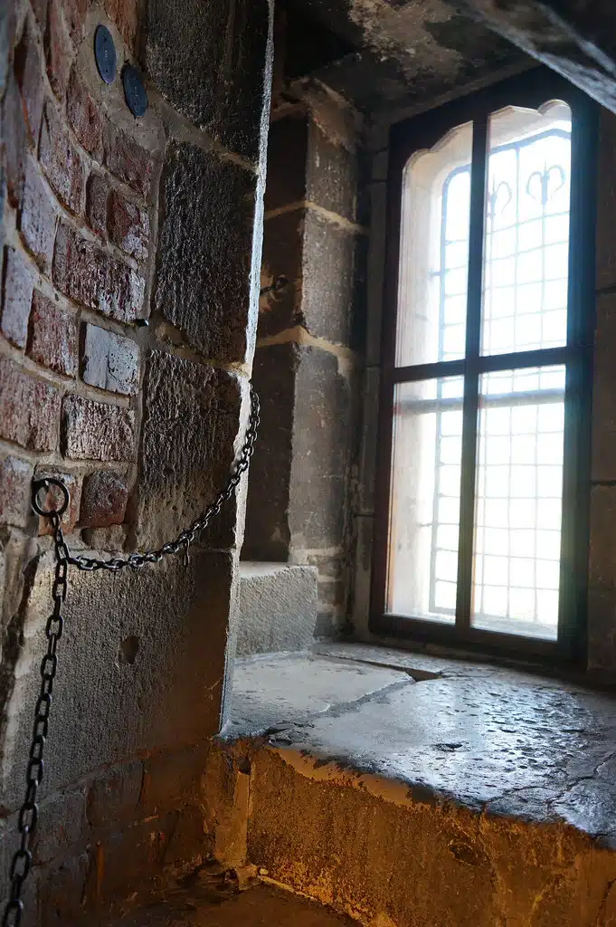 Dans les escaliers à l'intérieur du Ratusz de Cracovie.