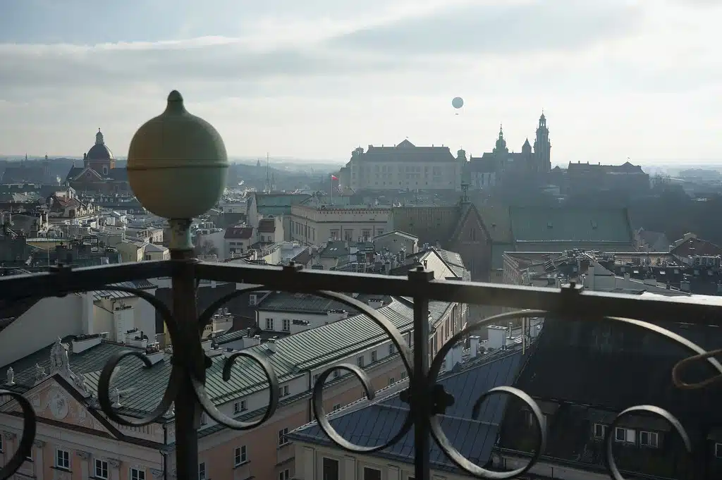 Vue panoramique sur le chateau de Wawel depuis le Ratusz de Cracovie.