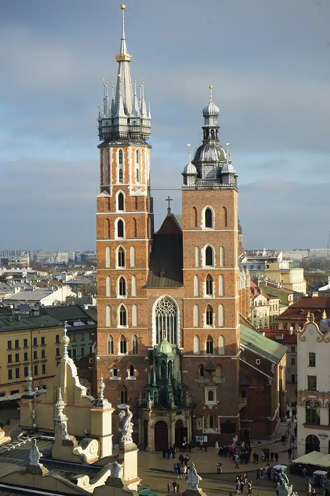 Vue sur la Basilique Sainte Marie depuis le Ratusz de Cracovie.
