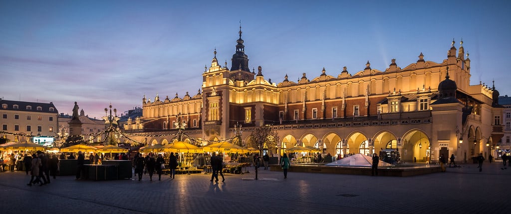 Sukiennice, la halle aux draps renaissance de Cracovie en début de soirée – Photo de Mattia Panciroli @ Flickr