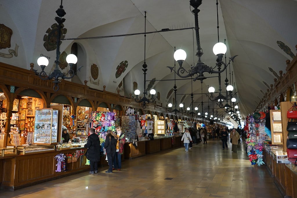 A l'intérieur des Sukiennice, la halle aux draps de Cracovie.