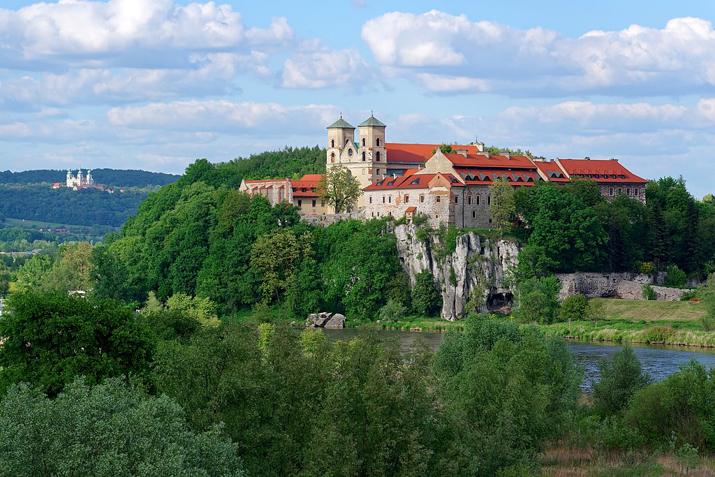 Monastère Bénédictin de Tyniec à Cracovie avec celui de Bielany (Bois Wolski) en arrière plan -Photo de Jakub Halun - Licence CC BY SA 4.0