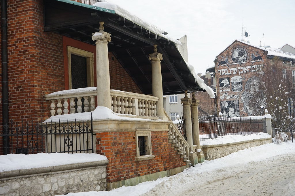 Vue sur la Vieille Synagogue de Cracovie.