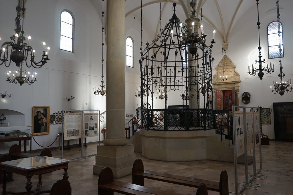 Intérieur de la Vieille Synagogue de Cracovie 