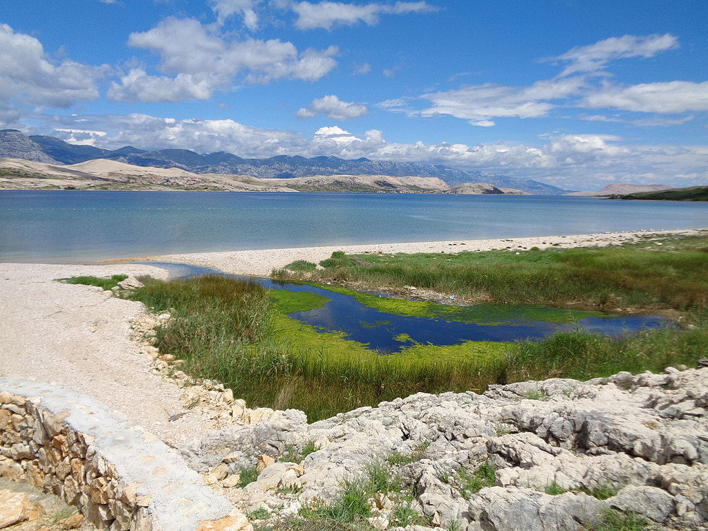 Plage Cista sur l'île de Pag - Photo de Ferengra - Licence CC by SA 4.0