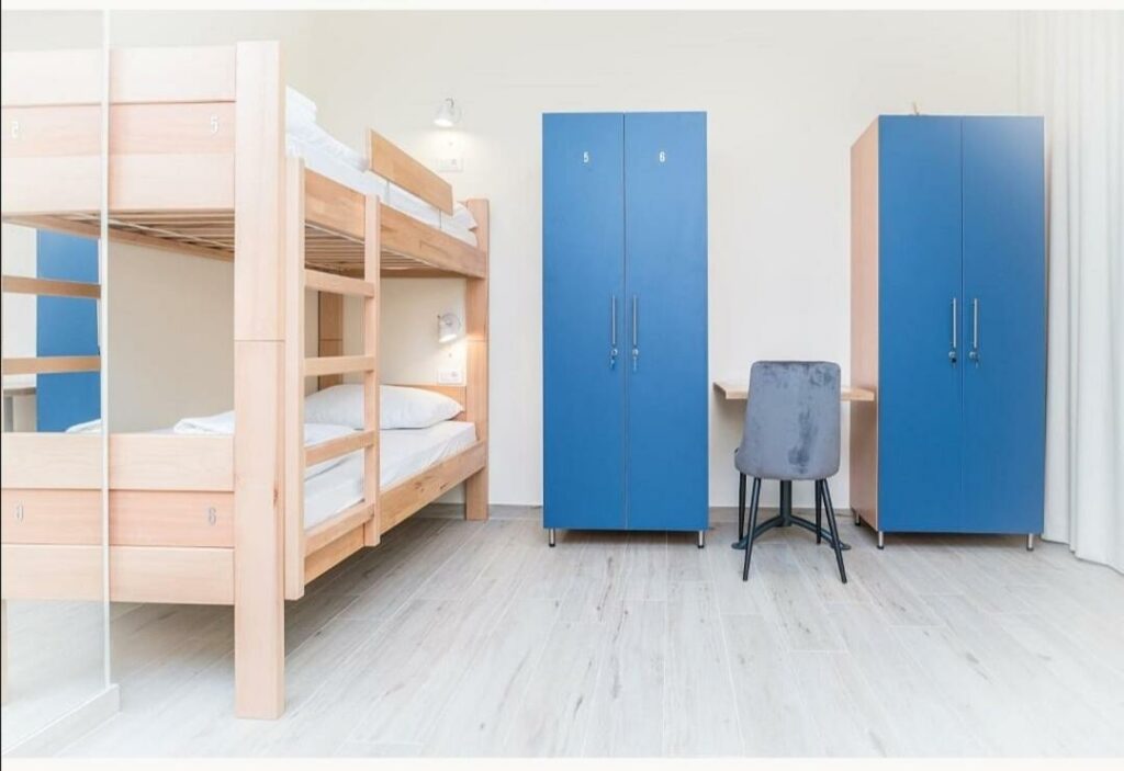 Dortoir de l'auberge de jeunesse AI Hostel à Split.
