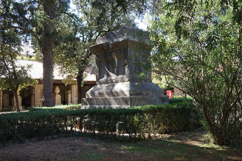 Dans le jardin du musée d'archéologie.