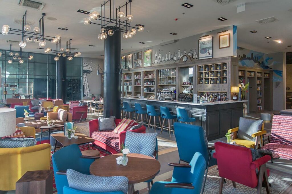 Bar et restaurant du Canopy Hilton Hotel.