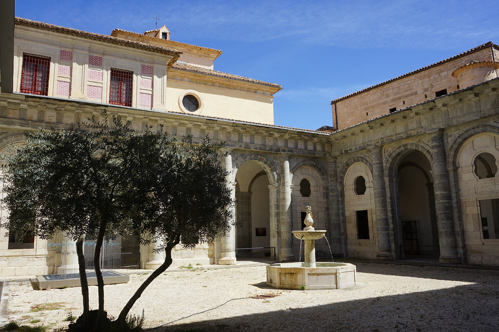 Dans la cour de la Cathédrale de Cuenca.