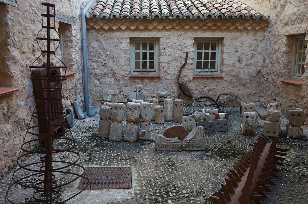 Dans une cour du musée d'art contemporain Antonio Perez à Cuenca.