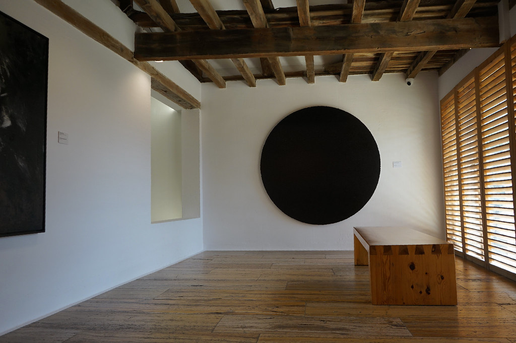 "Bindu" cercle noir de Luis Martinez Muro dans le musée d'art moderne Casas Colgadas de Cuenca (Espagne).