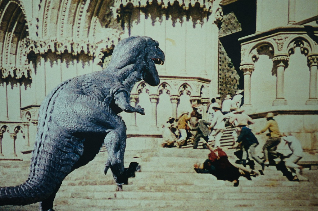 Attaque de T-Rex sur les marches de la cathédrale de Cuenca (Espagne) dans un film de série Z.