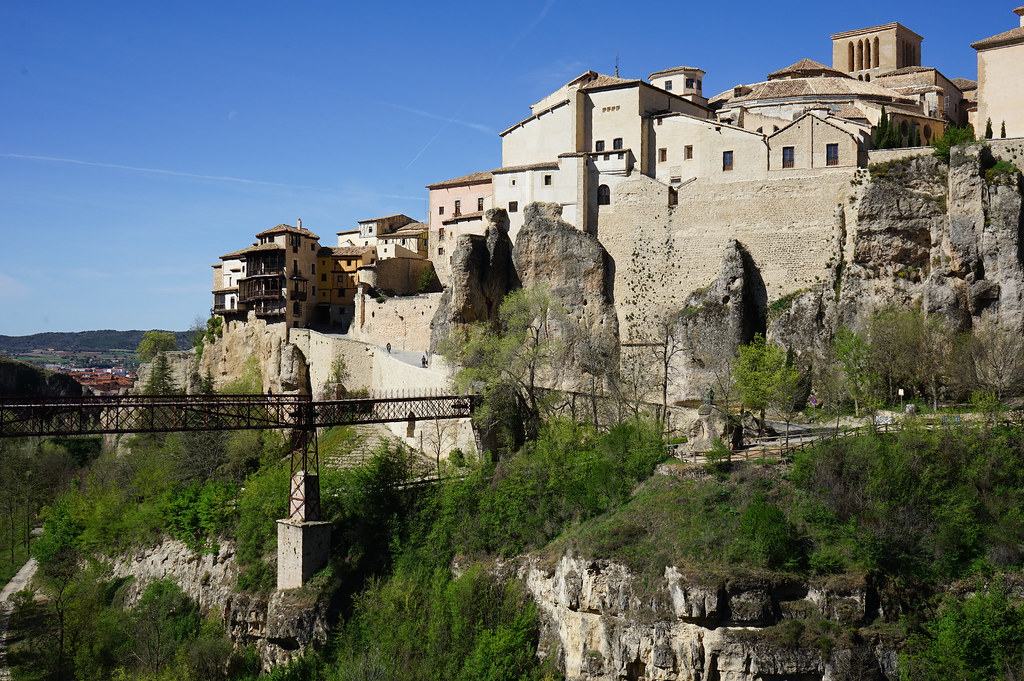 Vue sur la vieille ville de Cuenca, les maisons perchées et le pont San Pablo.