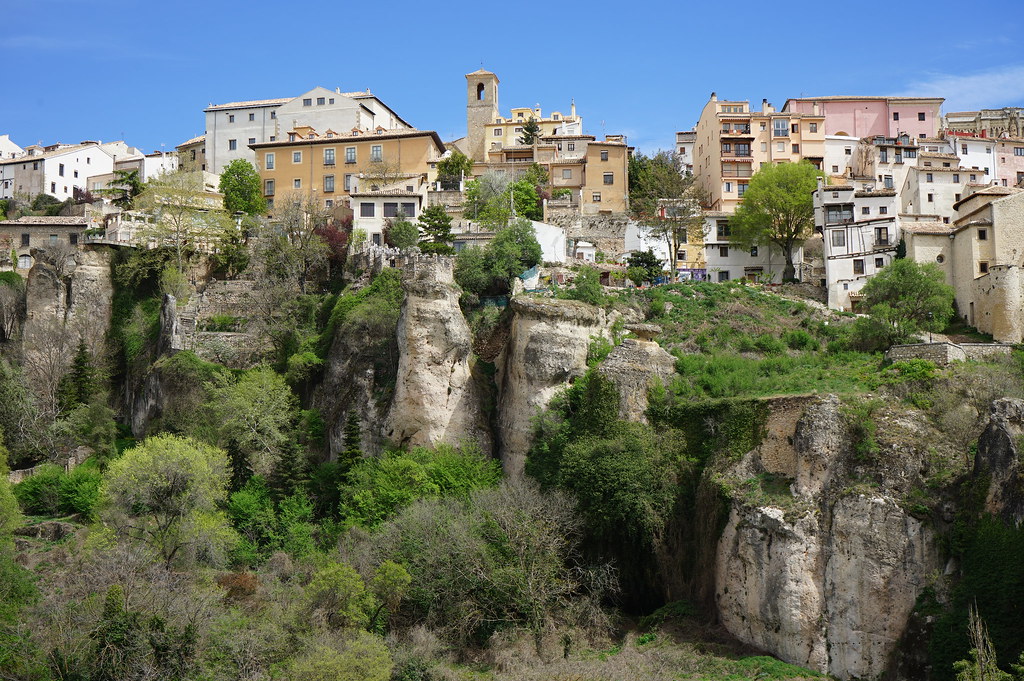 Vue sur le Casco Historico de Cuenca depuis le Mirador del Recreo Peral par dessus le canyon du Rio Jucar à l'ouest de Cuenca.