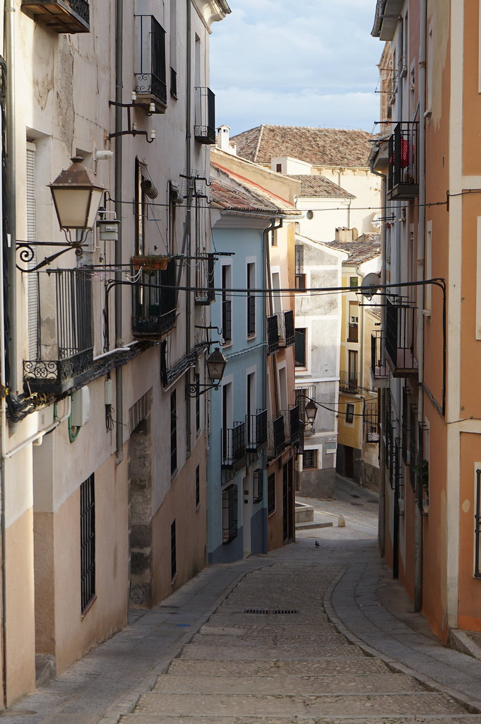 Dans une rue tranquille de Cuenca (Espagne).