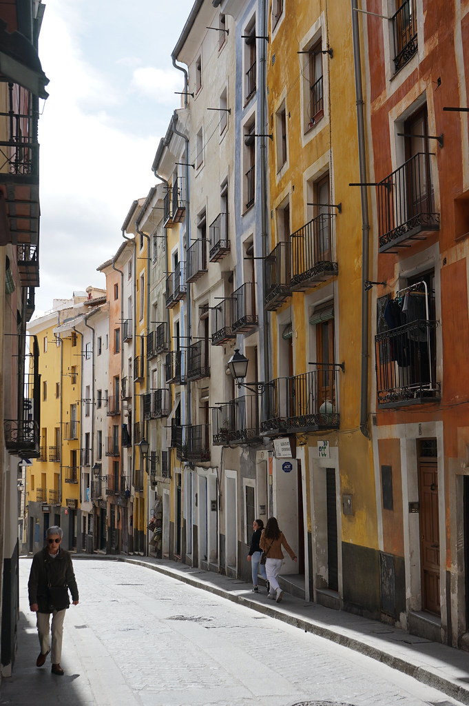 Sur la rue principale de la Vieille Ville de Cuenca (Espagne).