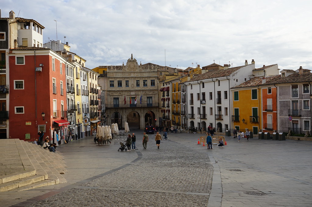Sur la place principale de la Vieille Ville de Cuenca ou Plaza Mayor.