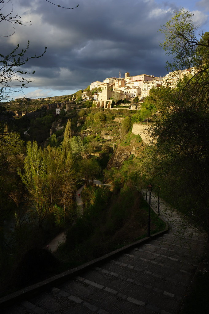 Vue sur la Vieille Ville de Cuenca au dessus d'un canyon.