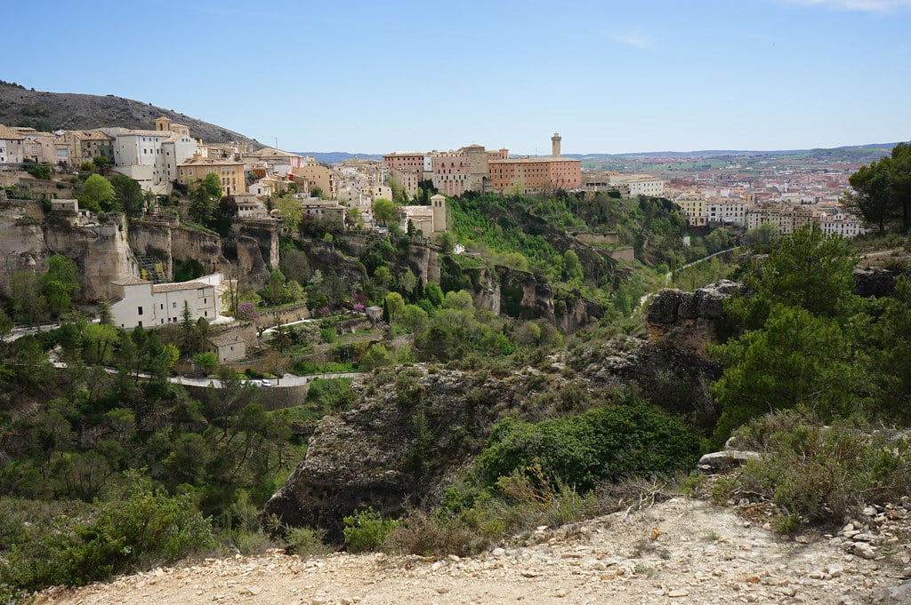 Vue panoramique sur le centre historique de Cuenca depuis le sentier SL-CU 11.