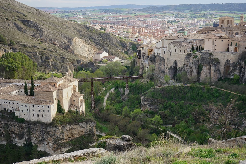 Vue depuis les hauteurs du centre historique de Cuenca depuis le sentier SL-CU 10.