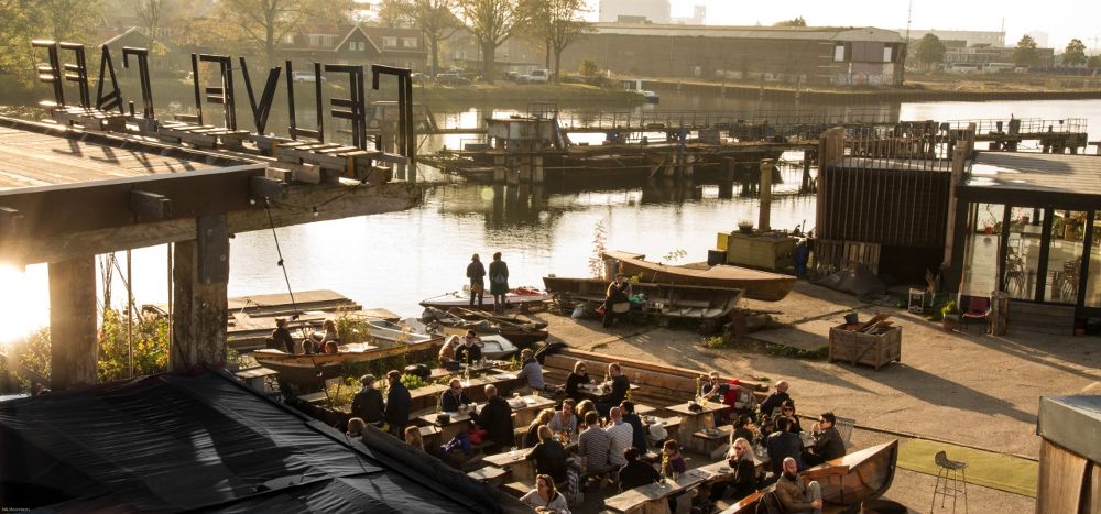 La terrasse magique du Ceuvel café dans le nord d'Amsterdam.