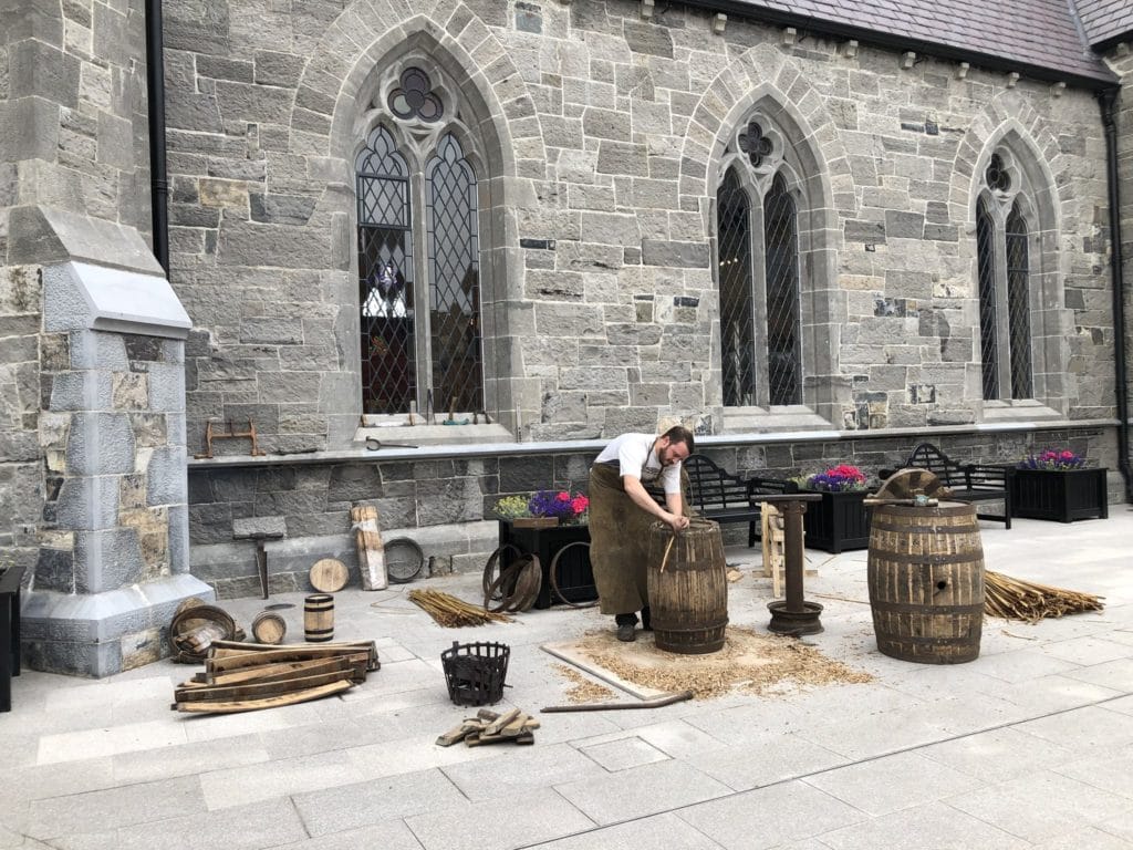 Tonnelier à la distillerie de whisky Pearse Lyons Distillery de Dublin.