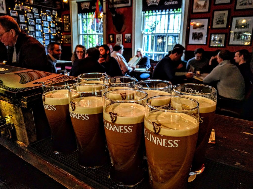 Pints de Guinness en cours de livraison au pub Brazen Head à Dublin.