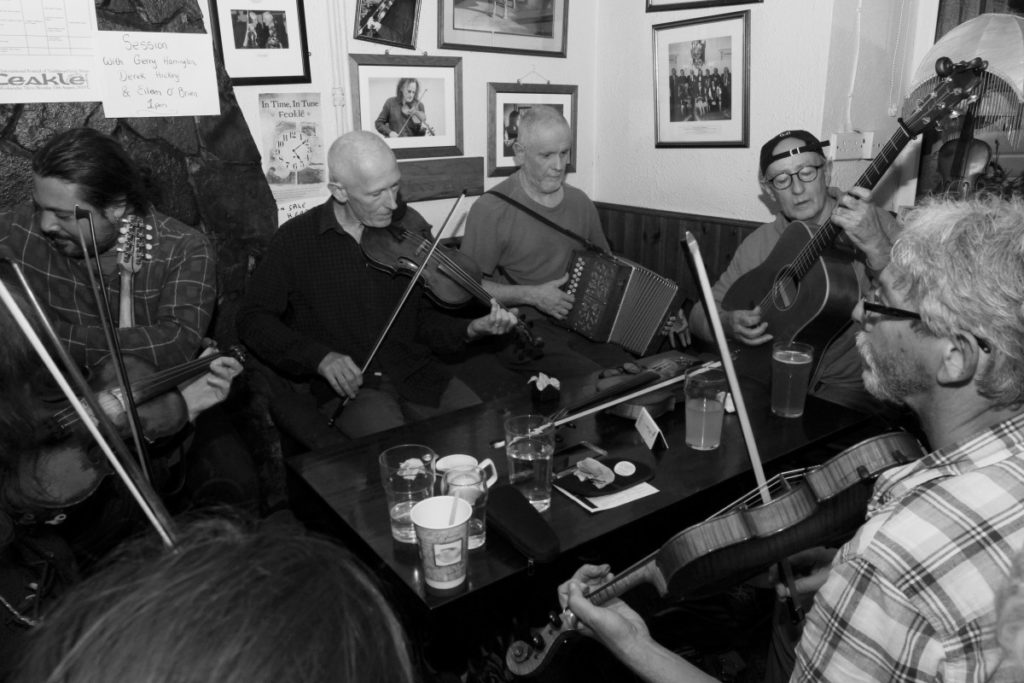 Concert à l'ambiance camérale et chaleureuse au pub Cobblestones à Dublin.