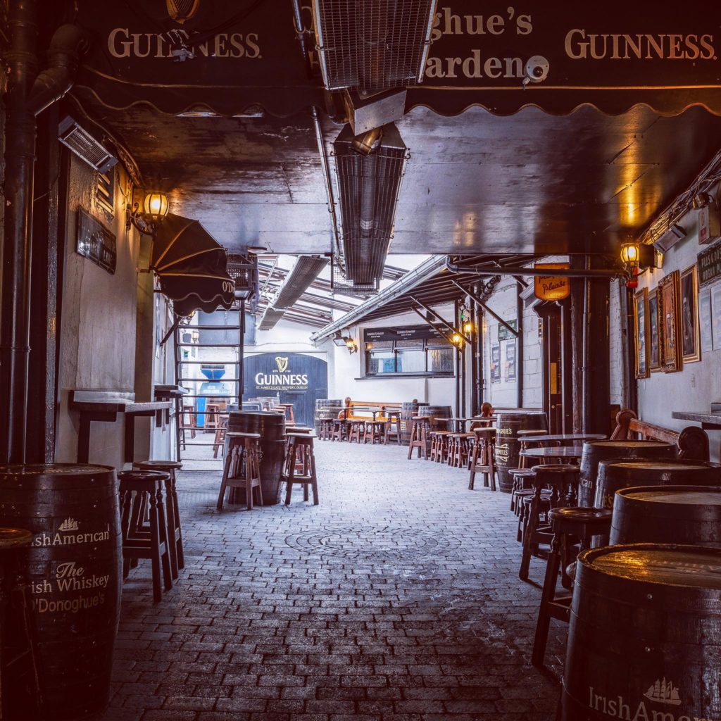 Dans la cour du pub O'Donoghues Bar à Dublin.