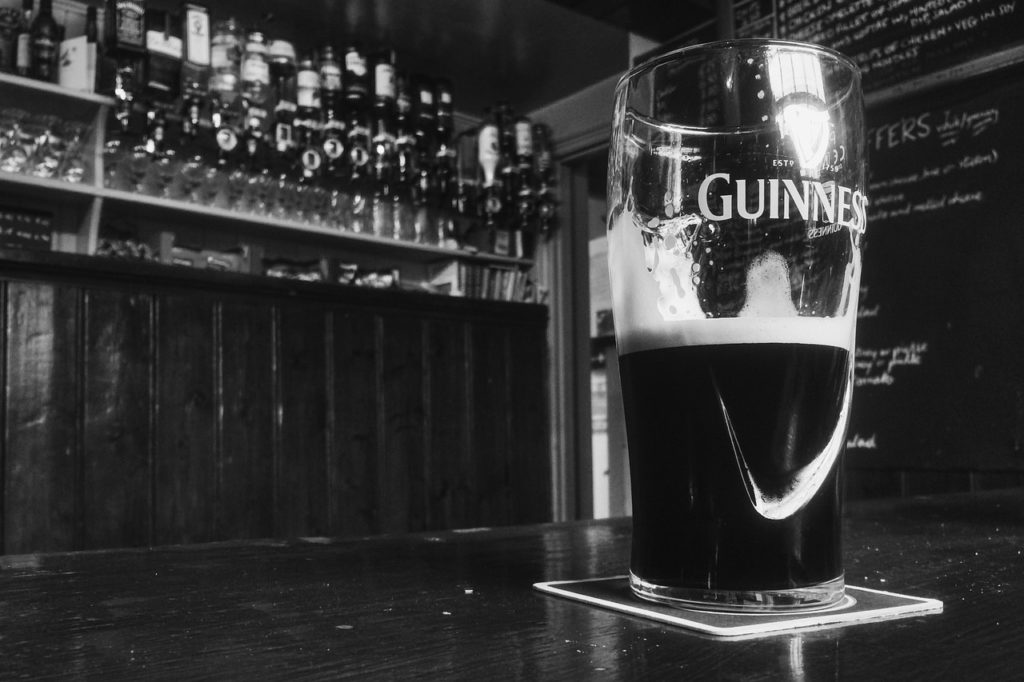 Boire une Guinness dans un pub de Dublin.