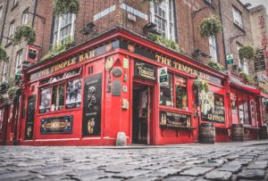 Quartier de Temple Bar à Dublin : Rue de la soif très touristique