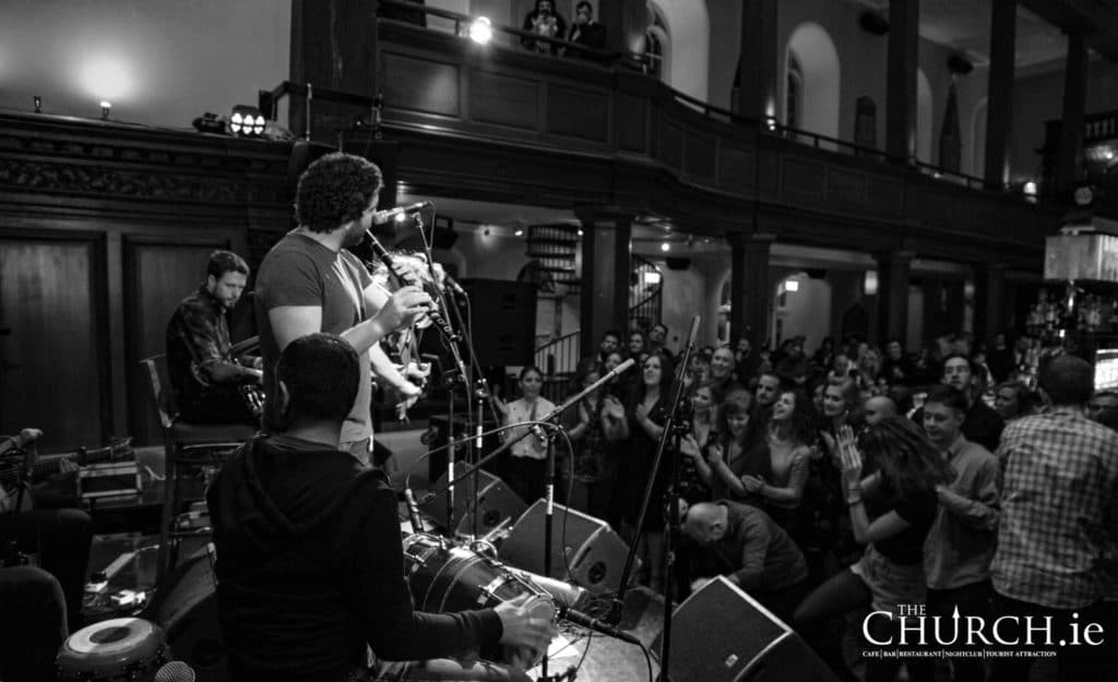 Concert dans l'ancienne église devenu le bar The Church à Dublin.