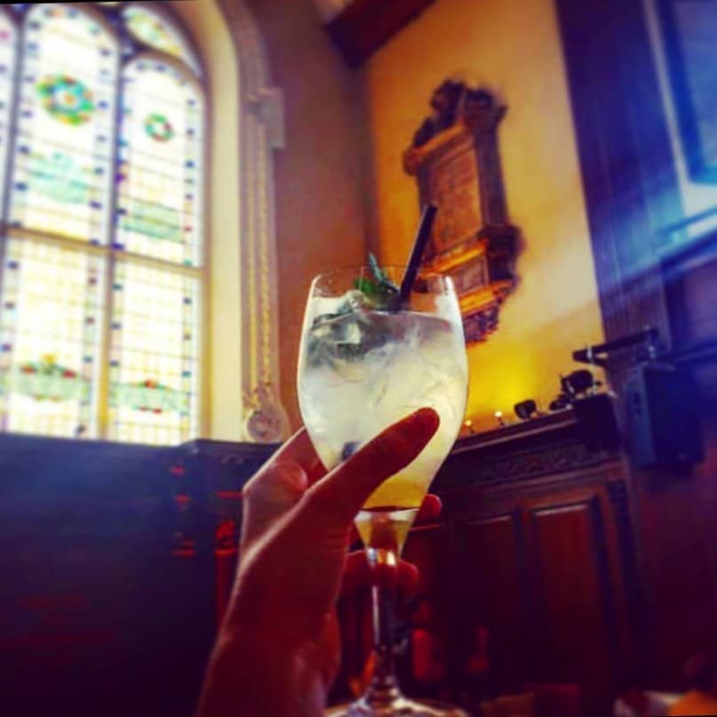 Dans le bar/ancienne église The Church à Dublin.