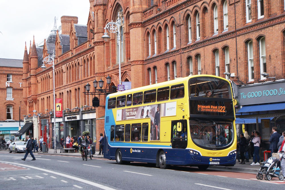 Bus à 2 etages à l'entrée de George's Street Arcade dans le centre de Dublin.