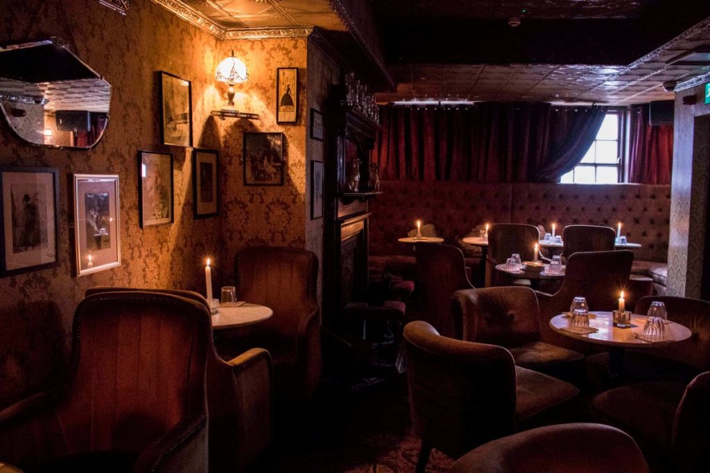 Rendez-vous cosy et insolite au Vintage Cocktail Club à Dublin.