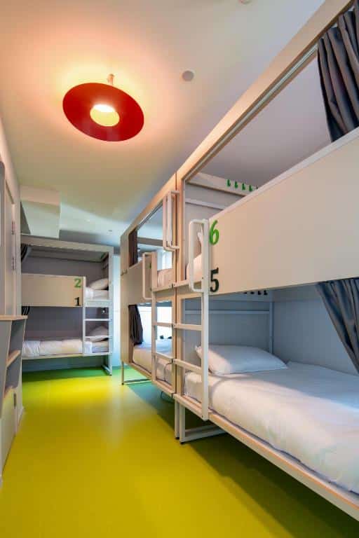 Dortoir de l'auberge de jeunesse Clink i Lár à Dublin.