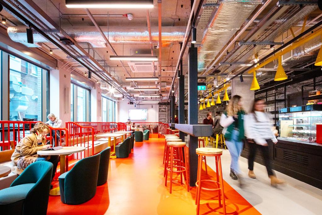 Café/ bar de l'auberge de jeunesse Clink i Lár à Dublin.