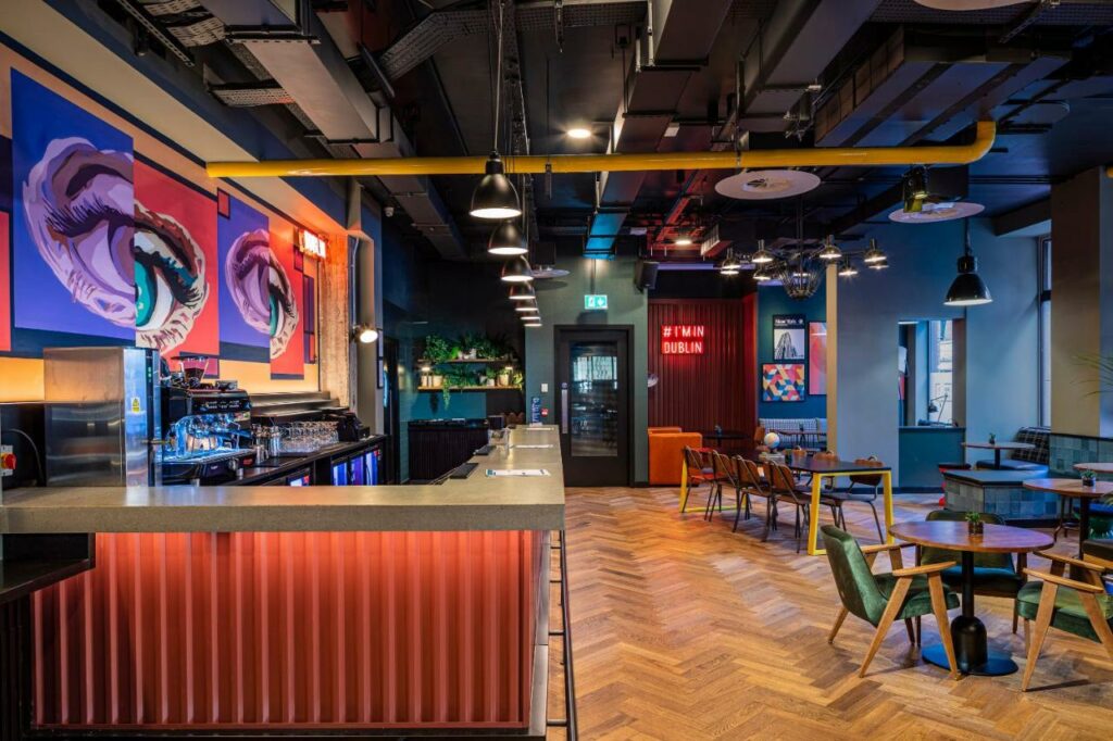 Bar de l'auberge de jeunesse Latroupe Jacobs Inn à Dublin.