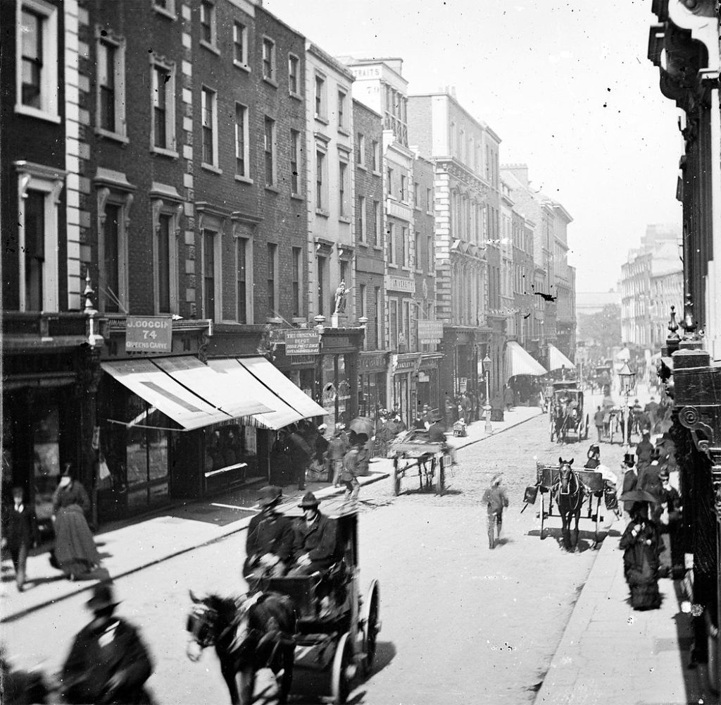 Grafton Street dans le centre de Dublin en 1875 - Photo de Frederick Holland Mares