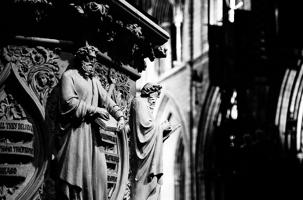 Sculptures sur les colonnes de la cathédrale St Patrick à Dublin - photo de Rob Hurson