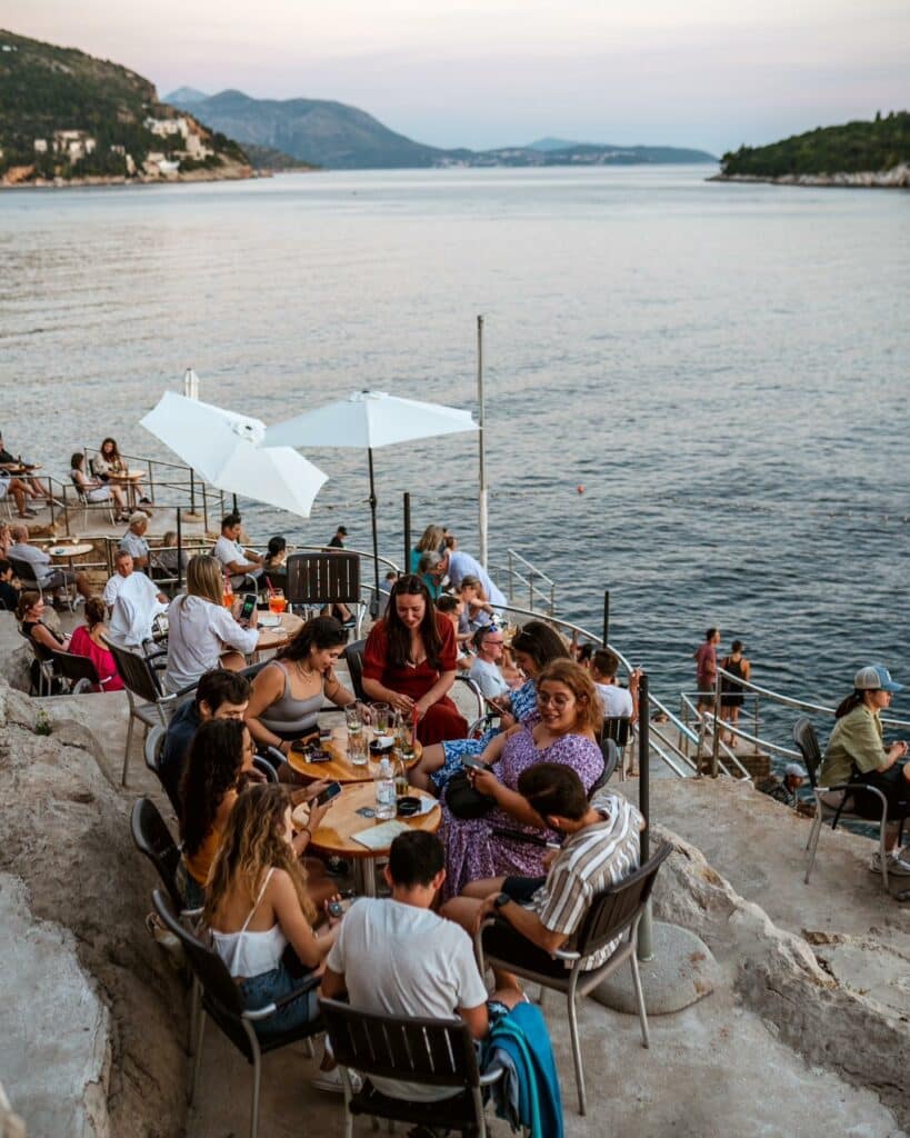 Bar Bard entre mer et murailles à Dubrovnik.
