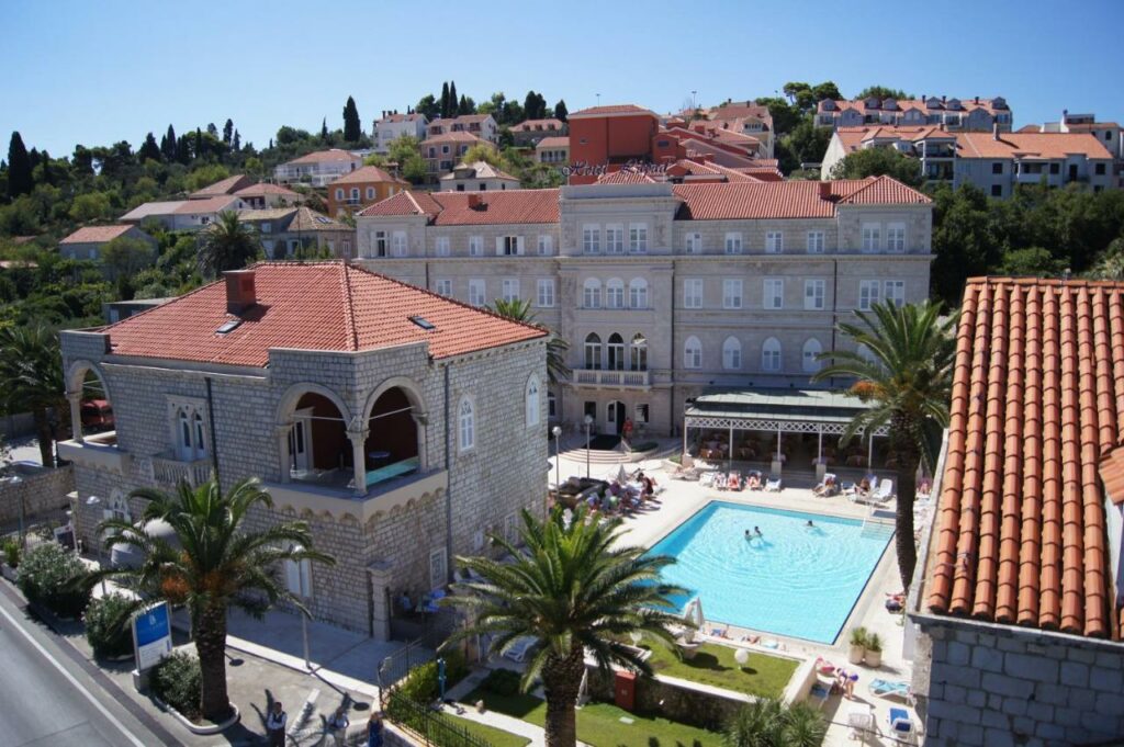 Hotel Lapad et sa piscine à Dubrovnik.