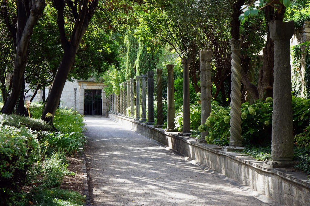 Dans un des rares jardins publics de la ville. 