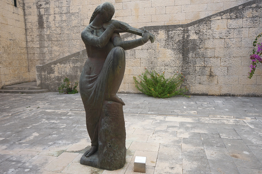 Sculpture de Mestrovic dans la cour du musée.