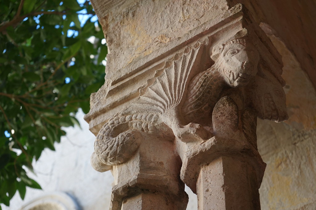 Sculpture de dragon dans le cloitre du monastère franciscains.