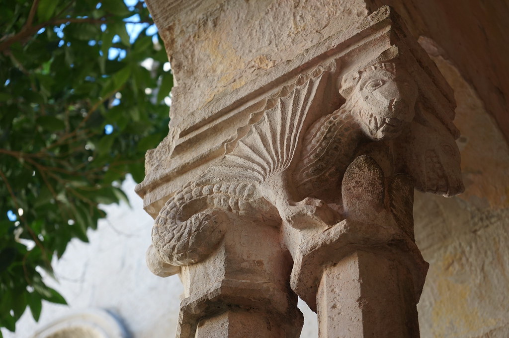 Architecture sacrée : Sculpture de dragon dans le cloitre du monastère franciscains à Dubrovnik.