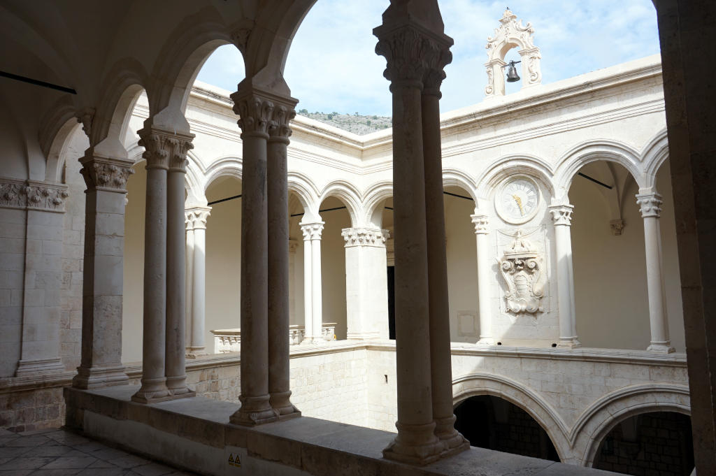 Escalier du Palais du recteur, siège du pouvoir pendant plusieurs siècles.