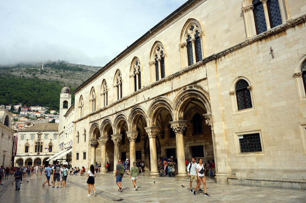 Palais du recteur et musée de la ville.